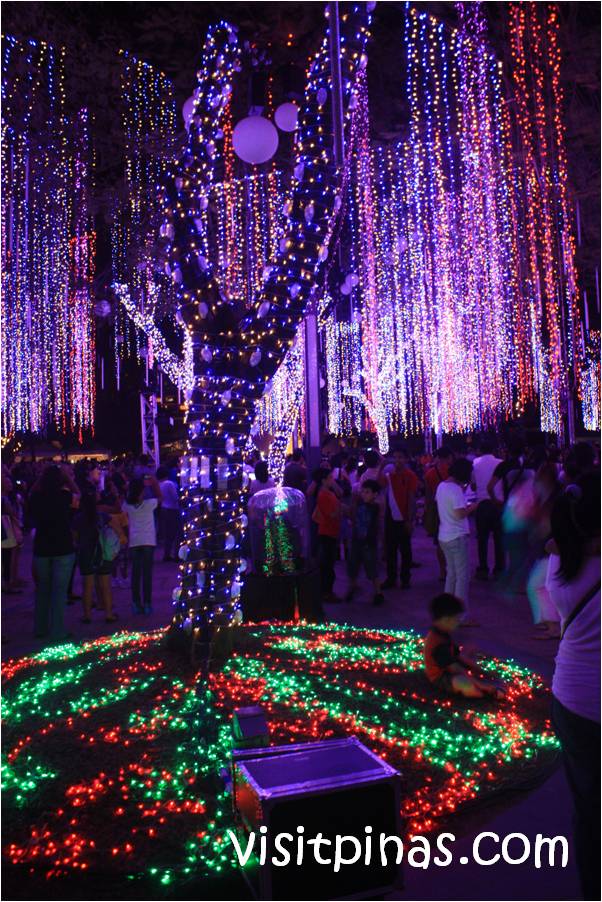 Christmas Lights and Cheers at Ayala Triangle Gardens