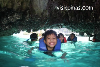 Swimming through the tunnel at Twin Lagoon (Coron, Palawan)