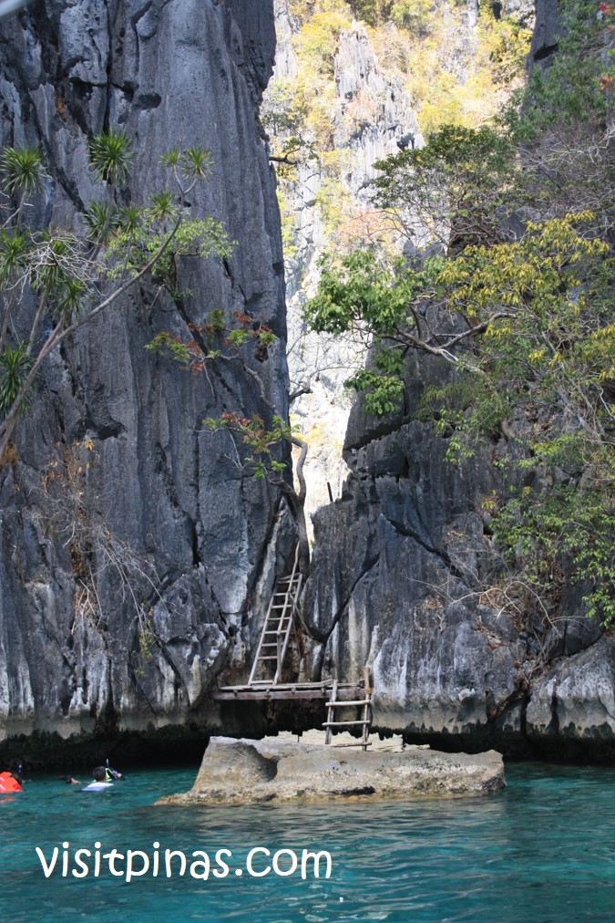 Up or under into the Twin Lagoon (Coron, Palawan)