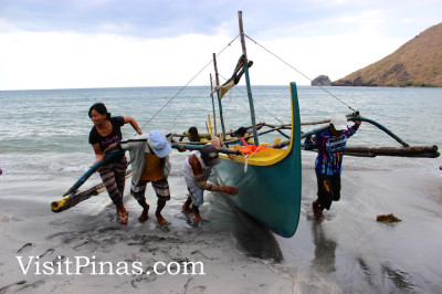 Parking the boat at Anawangin Cove, Zambales