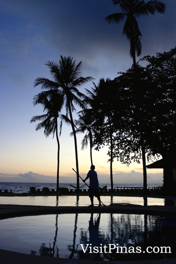 Cleaning the swimming pool before sunrise, Bahay Bakasyunan sa Camiguin