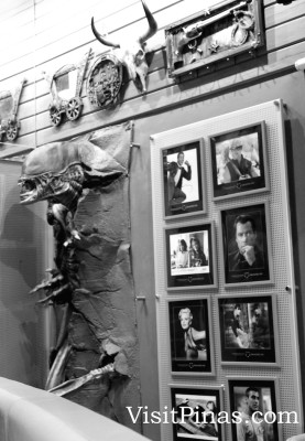 Alien (hunted by Predator) through the wall at Movie Stars Cafe